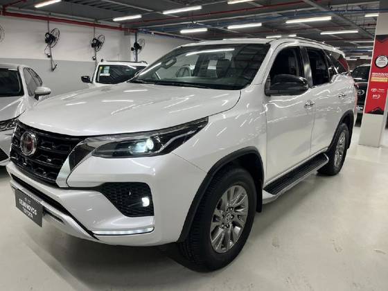 TOYOTA HILUX SW4 2.8 D-4D TURBO DIESEL SRX 7L 4X4 AUTOMÁTICO